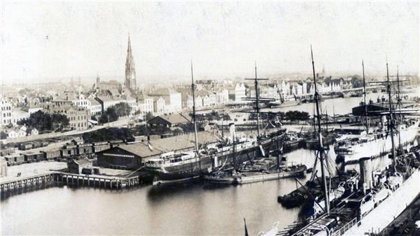 Auf dieser undatierten Aufnahme sind der Neue und der Alte Hafen (im Hintergrund) noch nicht verbunden. Der Verbindungskanal wurde erst zwischen 1926 und 1928 gebaut.