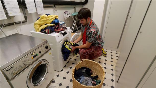 Leben in „Deutschlands kleinstem Studentenwohnheim“ Auf drei Etagen spielt sich das Leben ab.