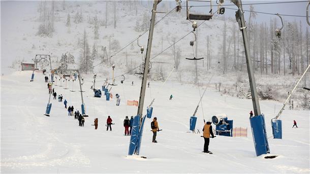Zeugnisferien locken Kurzurlauber in den Harz Auf eine derart geschlossene Schneedecke hoffen Liftbetreiber im Harz für die Zeugnisferien. (Archivbild)