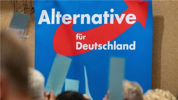Bremens Wahlleitung lässt AfD nicht zu Bürgerschaftswahl zu Auf einem AfD-Parteitag hängt ein Plakat mit dem Schriftzug „Alternative für Deutschland“.