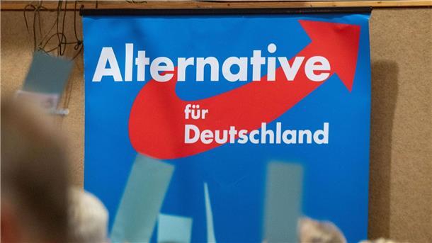 Auf einem AfD-Parteitag hängt ein Plakat mit dem Schriftzug „Alternative für Deutschland“.