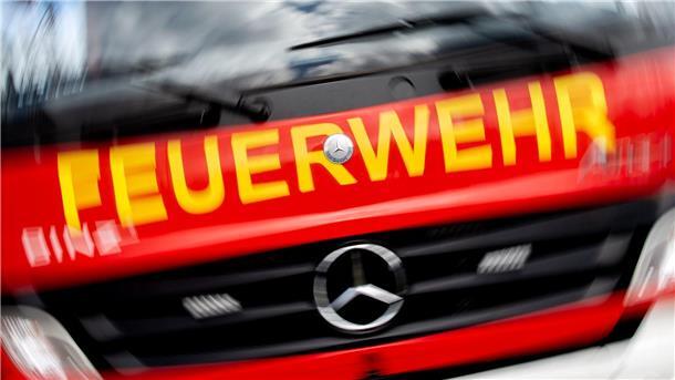 Auf einem Balkon eines Mehrfamilienhauses in Wendisch Evern bei Lüneburg bricht ein Feuer aus. (Symbolbild)