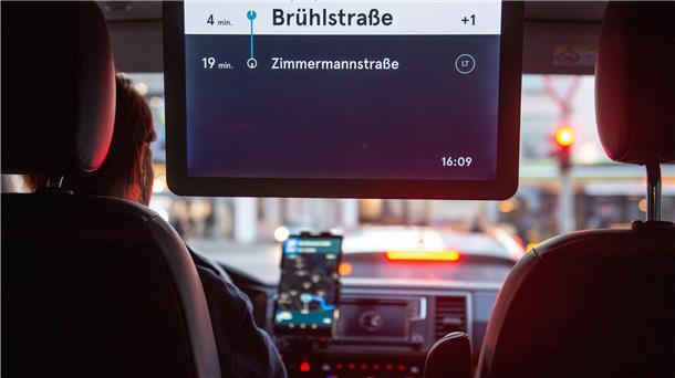 Auf einem Display in einem VW-Bus des Ridesharing-Anbieters MOIA werden die nächsten Stationen angezeigt. Immer mehr Menschen nutzen Ridepooling-Angebote, um in Städten von A nach B zu kommen.