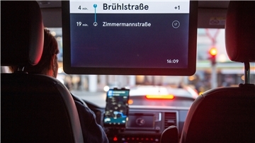 Auf einem Display in einem VW-Bus des Ridesharing-Anbieters MOIA werden die nächsten Stationen angezeigt. Immer mehr Menschen nutzen Ridepooling-Angebote, um in Städten von A nach B zu kommen.