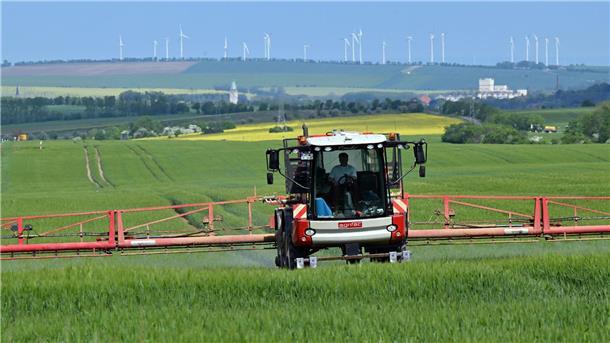 Pestizideinsatz: Staudte enttäuscht über fehlende Mehrheit Auf einem Feld wird mit einer selbstfahrenden Pflanzenschutzspritze ein Fungizid gesprüht.