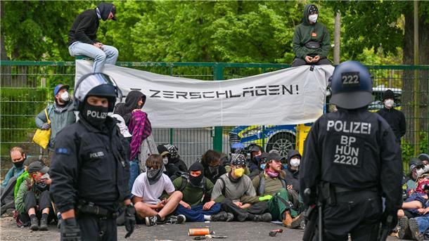 Protesttage gegen Tesla – Aktionen am Wochenende geplant Auf einem Flugplatz in Neuhardenberg schafften es Demonstranten auf das Gelände.