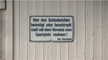 Auf einem Fußballplatz in Dresden wird mit diesem Schild ein Zeichen gegen Anfeindungen und Gewalt gesetzt. Die Zahler aus der Saison 2021/2022 zeigen, dass das nötig ist.