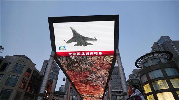 China testet mit Taiwan-Manöver Fähigkeiten zur Übernahme Auf einem Großbildschirm in Peking ist die Nachricht zu sehen, dass Chinas Militär eine zweitägige Übung rund um Taiwan begonnen hat.