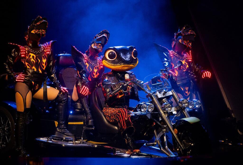 Moderatorin Madita van Hülsen bei „Masked Singer“ raus Auf einem Motorrad begann der Feuersalamander seinen Auftritt.