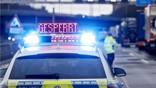 Nach Sperrung: A2 bei Braunschweig wieder frei Auf einem Polizeifahrzeug leuchtet die Aufschrift „Gesperrt“.