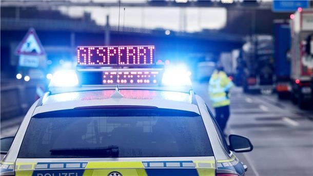 A27-Sperrung wird zum Geduldsspiel Auf einem Polizeifahrzeug leuchtet die Aufschrift „Gesperrt“.