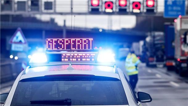Hagelschauer: Unfallserie mit sechs Fahrzeugen auf A39 Auf einem Polizeifahrzeug leuchtet die Aufschrift „Gesperrt“.