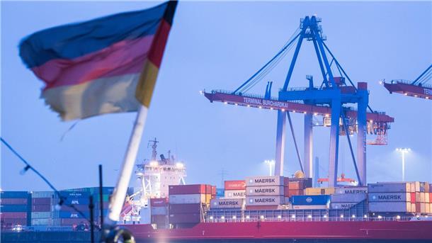 Auf einem Schiff im Hamburger Hafen weht die deutsche Flagge. (Archivbild)