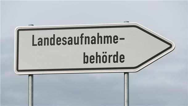 Bürger in Fürstenau votieren für Flüchtlings-Aufnahmestelle Auf einem Schild steht „Landesaufnahmebehörde“.