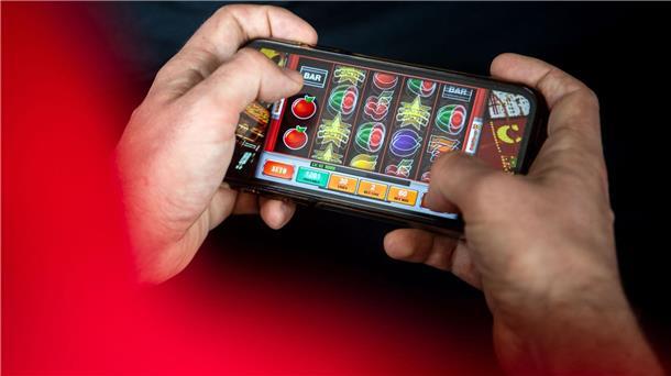Projekt soll Schüler vor Glücksspielsucht schützen Auf einem Smartphone wird ein Online-Spiel gespielt.
