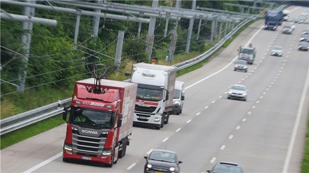 Auf einem sogenannten E-Highway in Schleswig-Holstein versorgte eine Oberleitung Lkws mit Strom. (Archivbild) 
