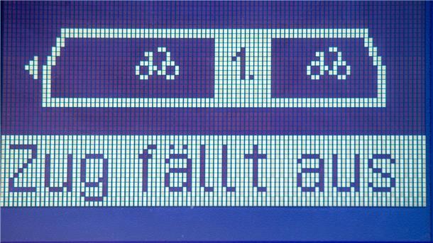 Baustellen und hoher Krankenstand: Zugausfälle beim Metronom Auf einer Anzeigetafel im Bahnhof Neubrandenburg steht „Zug fällt aus“.