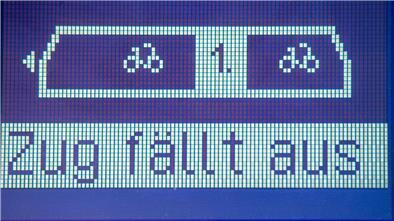 Auf einer Anzeigetafel im Bahnhof Neubrandenburg steht „Zug fällt aus“.