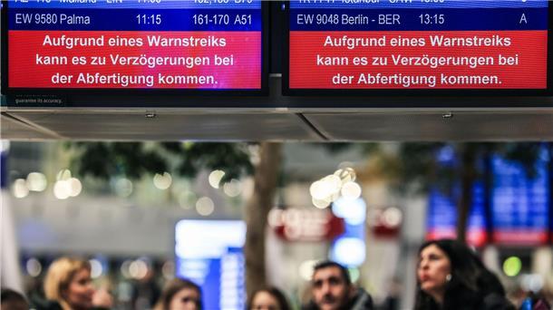 Ausfälle wegen Streik an Flughäfen in Hannover und Bremen Auf einer Anzeigetafel steht der Schriftzug „Aufgrund eines Warnstreiks kann es zu Verzögerungen bei der Abfertigung kommen“.