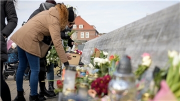 Auf einer Bank am Weserdeich legten viele Menschen in Gedenken an Ekaterina B. Blumen nieder.