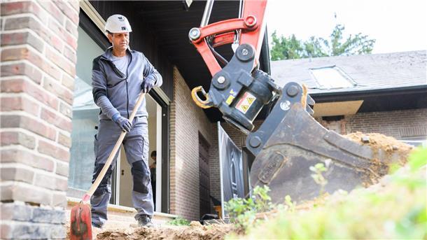 Lies in Handwerkermontur: „Arbeit im Team macht Spaß“ Auf einer Baustelle im Landkreis Hildesheim begleitete Olaf Lies einen Tag den Umbau des Einfamilienhauses eines jungen Paares.