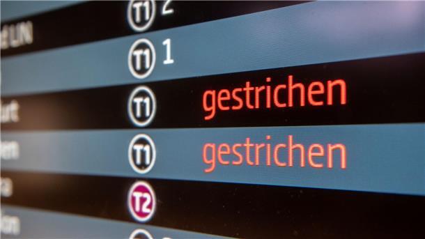 Mehr Schlichtungsfälle wegen Ärger um Flüge und Bahn Auf einer Info-Tafel am Flughafen BER werden Flugausfälle angezeigt. Ein Großteil der Anträge bei der SÖP bezog sich 2023 wie üblich auf den Luftverkehr.