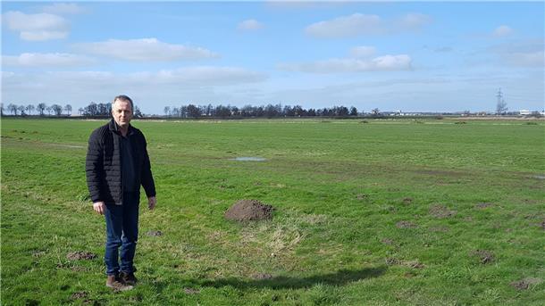 Auf einer knapp 17.800 Quadratmeter großen Wiese hinter seinem Stall möchte Landwirt Henning Kruse einen 11-Mega-Watt-Solarpark installieren.