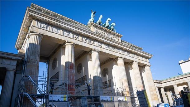 Gerüst am Brandenburger Tor wegen Reinigung nach Farbattacke Auf einer Seite des Brandenburger Tors wird ein Baugerüst aufgebaut, um die Folgen der Farbattacke zu beseitigen.
