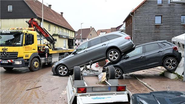 Süddeutschland ächzt unter dem Hochwasser Auf einer Straße in Miedelsbach im Rems-Murr-Kreis (Baden-Württemnerg) stehen Fahrzeuge, die vom Hochwasser weggespült wurden.