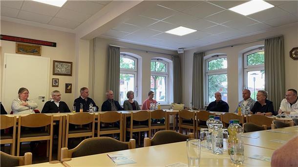 Auf Einladung des Seniorenbeirates der Samtgemeinde Tarmstedt sprechen Blickpunkt-Auge-Berater des Blinden- und Sehbehindertenverbands Niedersachen im Tarmstedter Feuerwehrhaus über Hilfsangebote bei Sehverlust.
