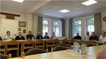 Auf Einladung des Seniorenbeirates der Samtgemeinde Tarmstedt sprechen Blickpunkt-Auge-Berater des Blinden- und Sehbehindertenverbands Niedersachen im Tarmstedter Feuerwehrhaus über Hilfsangebote bei Sehverlust.