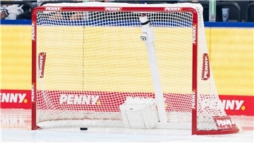 Ein Eishockey-Puck liegt in einem verwaisten Tor. Im Spiel der Fischtown Pinguins aus Bremerhaven beim EHC Red Bull München gab es einen kuriosen Treffer.