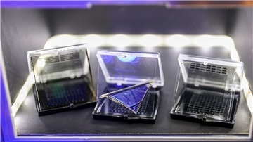 Auf Folien aufgebrachte flexible Mikroelektronik in einem Labor der Technischen Universität Chemnitz.