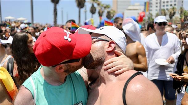 Diskriminierung von HIV-Gefährdeten behindert Aids-Kampf Auf Gay-Pride-Paraden protestieren die Teilnehmer gegen Diskriminierung.