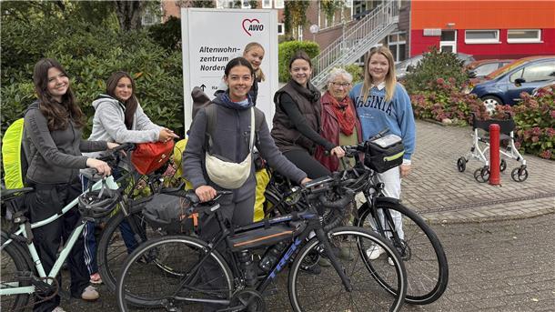 Auf großer Tour mit kleinem Zwischenstopp (von links): Louisa Ramminger, Nora Göpfert, Begleiterin Johanna Nichterlein, Louisa Wegener und Annika Kraushaar – hier mit Heimfürsprecherin Annelore Büsing und Rabea Hussein, Koordinatorin des Sozialen Dienstes.