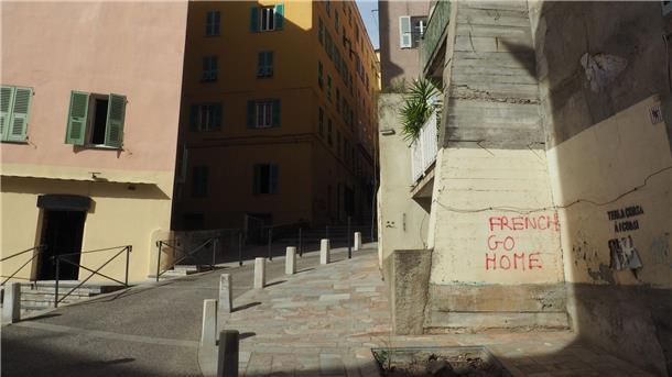 Endlich mehr Freiheit von Paris? Autonomie für Korsika Auf Hauswänden in Bastia sind anti-französische Sprüche zu lesen. Autonomie für die Mittelmeerinsel Korsika scheint mittlerweile zum Greifen nah.