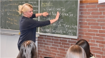 Das Foto zeigt Tamara Schloen im Unterricht. 