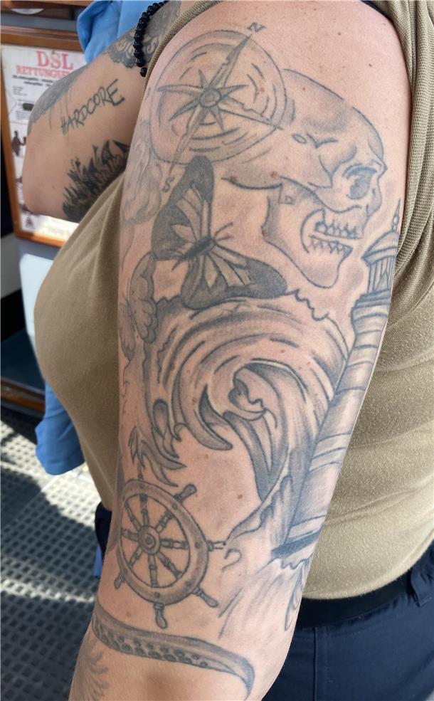 Maritime Tage in Bremerhaven: Das sind die coolsten Tattoos auf dem Fest (Fotos) Auf ihrem Arm hat Susanne S. unterschiedliche maritime Tattoos. Unter anderem ein Steuerrad, einen Kompass und eine riesige Welle.
