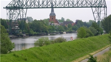 Auf ihrem Weg in die Elbe passiert die Oste auch den östlichen Teil des Landkreises Cuxhaven. Die links und rechts gelegenen Schutzdeiche des Flusses sind ein Schwerpunkt im dritten Teil des Generalplans Küstenschutz.