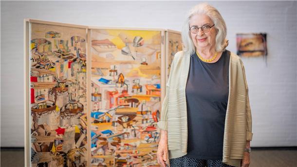 Auf ihren Gobelin „Souvenir aus Basel“ ist Ingrid Wiener immer noch stolz. Bei dem Souvenir handelt es sich um eine kleine Skulptur, ein Geschenk von dem Künstler Dieter Roth, das auf dem Gobelin immer wieder auftaucht.