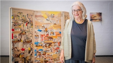 Auf ihren Gobelin „Souvenir aus Basel“ ist Ingrid Wiener immer noch stolz. Bei dem Souvenir handelt es sich um eine kleine Skulptur, ein Geschenk von dem Künstler Dieter Roth, das auf dem Gobelin immer wieder auftaucht.