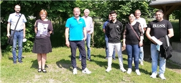 Auf in die Ausbildung: Sava, Renata und Andrija Ibisevic freuen sich, dass der Jugendliche in der Firma von Frerk Siefken (vorn, von rechts) einen Beruf erlernen kann. Mit verantwortlich für diesen Erfolg sind auch (hinten, von links) Matthias Bühnemann (Landkreis) , Kerstin Schermer (Schulsekretärin), Bernd Boklage (Unterstützer der Familie), Carsten Freels (Klassenlehrer) und Jörg Naß (Praxisberater).