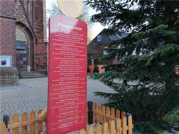 Auf Infotafeln, die wie Adventskerzen aussehen, ist das Programm aufgeschrieben.