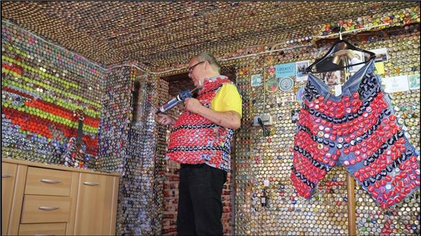 Frührentner schmückt sein Haus mit 130.000 Kronkorken Auf Instagram will er als „Kronkorken Frank“ auch Aufmerksamkeit auf das Thema Angehörigenpflege ziehen.