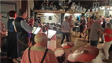 Auf Livemusik hatten die Organisatoren des Heimatvereins Uthlede bei ihrem ersten Oktoberfest gesetzt. Der Erfolg gab ihnen recht.
