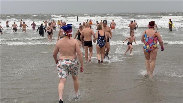 Alljährliches Anbaden fällt vielerorts ins Wasser Auf Norderney fand das Anbanden wie geplant statt.