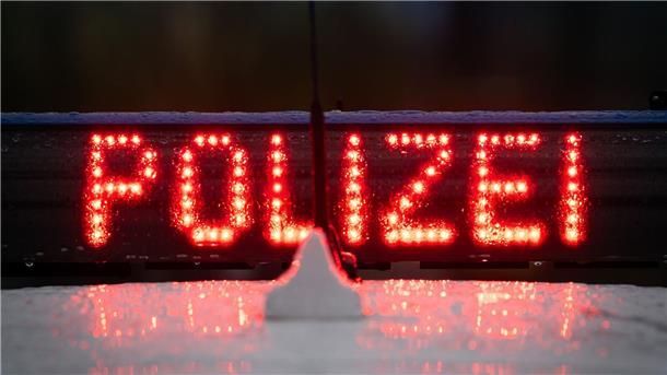  Der Schriftzug „Polizei“, aufgenommen während einer Verkehrskontrolle an der Straße. Auf regennasser Fahrbahn kam ein Auto in Hagen ins Schleudern und prallte gegen einen Baum.
