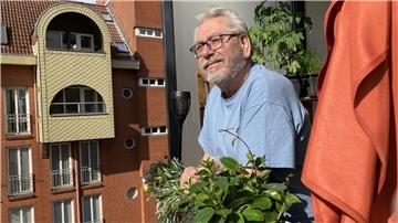 Andreas Friedrich steht auf seinem Balkon in Bremerhaven.