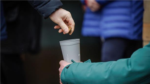 Jeder Sechste in Niedersachsen ist armutsgefährdet Auf Spenden angewiesen sein will niemand – doch viele Niedersachsen leben an der Armutsgrenze. (Symbolbild)