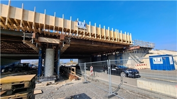 Auf Stahlträgern ruht die Holzverschalung, in die demnächst der Überbau der A27-Brücke bei Wulsdorf aus Beton gegossen wird.